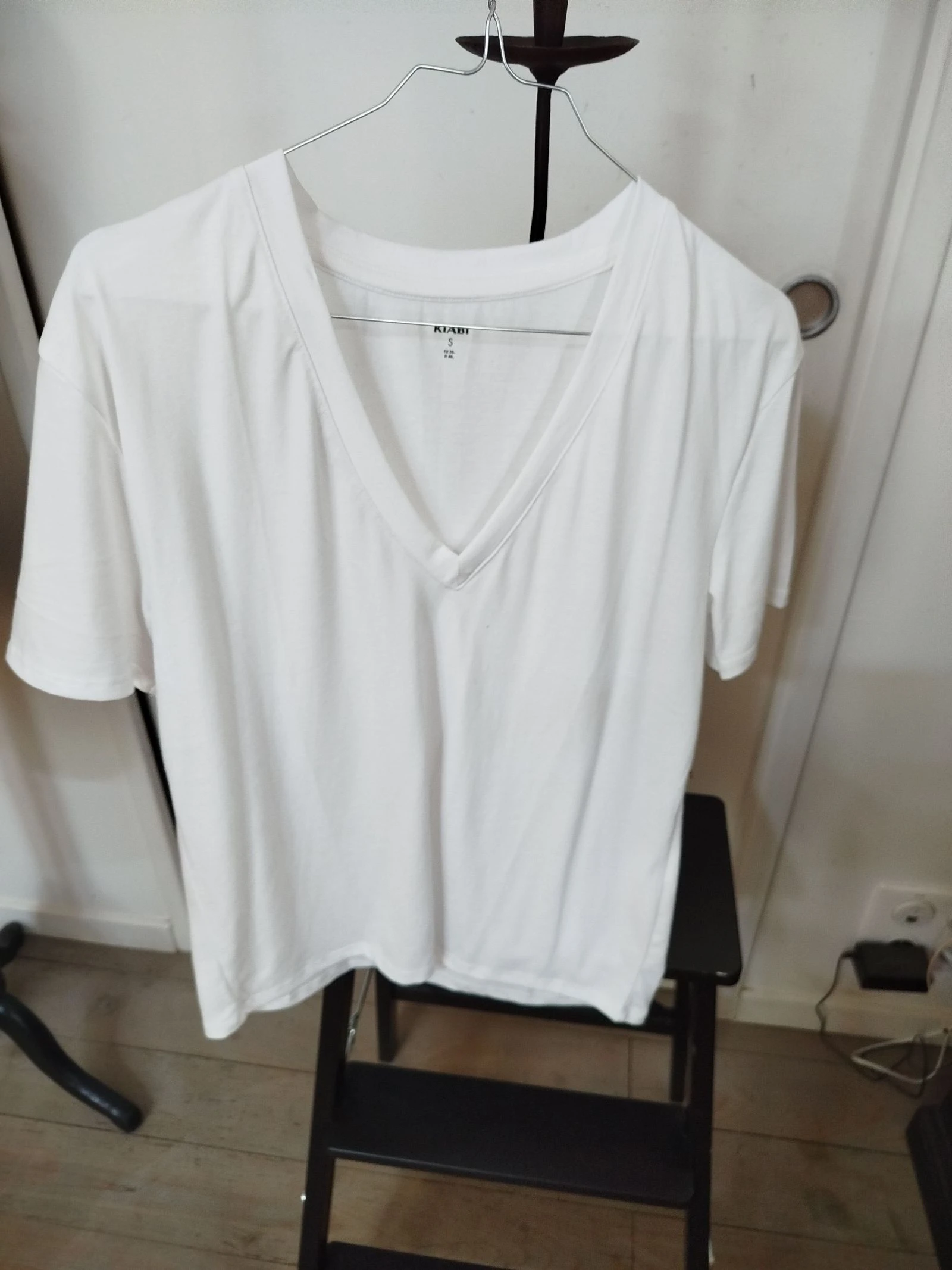 T-shirt nova branca gola V – photo 2